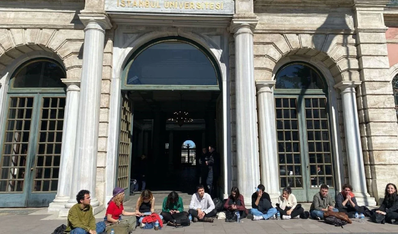 İstanbul Üniversitesi öğrencilerinden, yemekhane zamlarına karşı oturma eylemi!