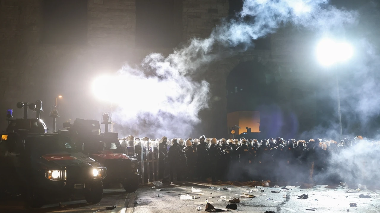 İstanbul’da İBB soruşturmasını protesto eden gruba polis müdahalesi