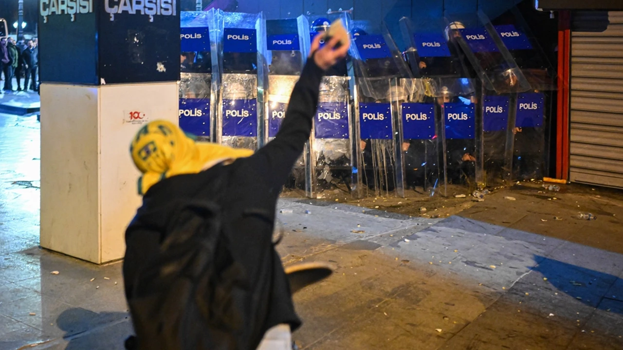 Ankara'da İBB soruşturması protestolarında 5 polis yaralandı