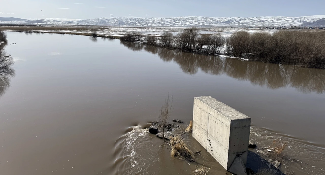 Kura Nehri'ndeki buzlar eridi, su seviyesi yükseldi