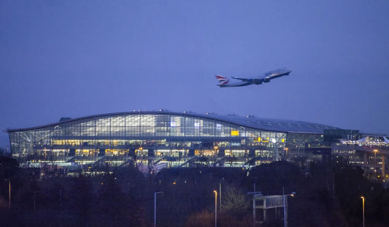 Londra'da Heathrow Havalimanı kapanmıştı, uçuşlar yeniden başladı!