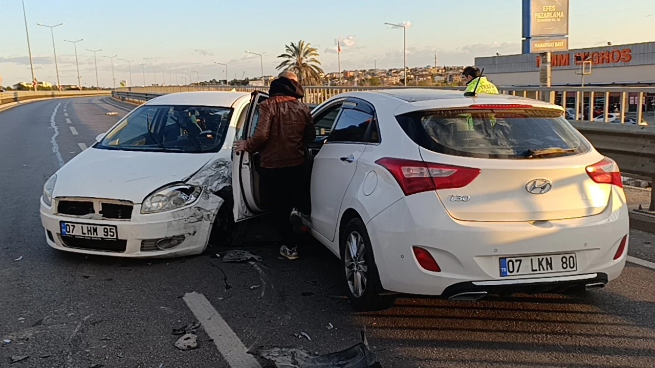 Antalya'da zincirleme kaza: 3 araç birbirine girdi! 2 yaralı