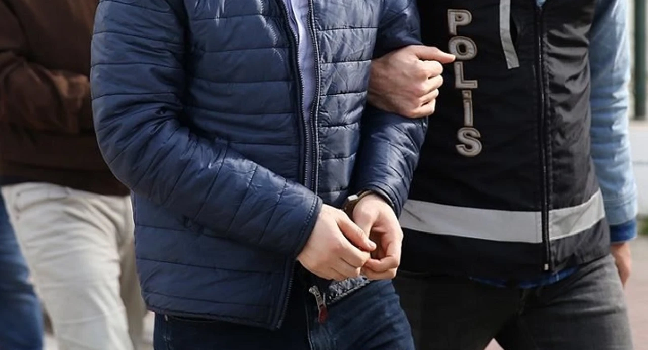 Kars'ta firari hükümlü, kadın kılığında havalimanında yakalandı!