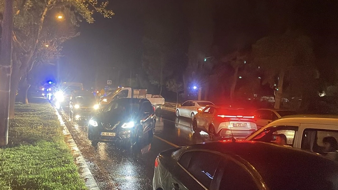 İzmir ve Aydın'da sağanak ve fırtına hayatı olumsuz etkiledi