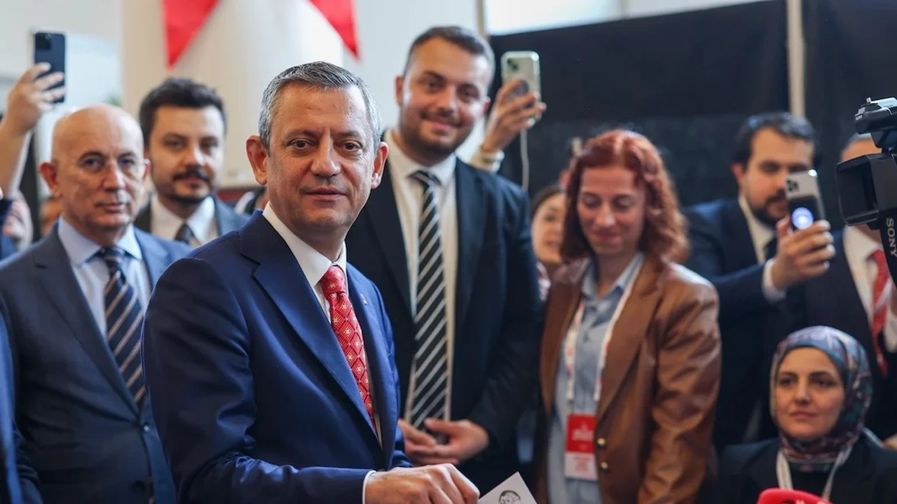 Özgür Özel yeniden CHP Genel Başkanı seçildi