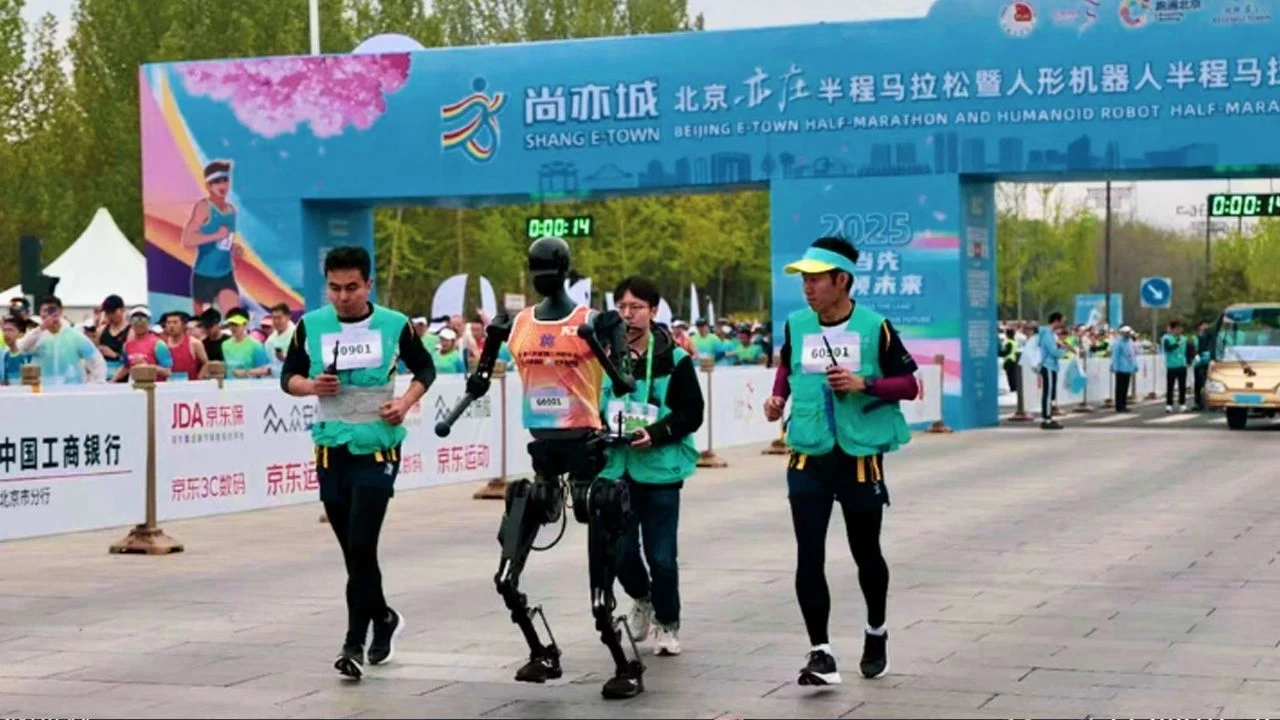 Çin’de bir ilk: İnsansı robotlar ve insanlar aynı yarı maratonda yarıştı