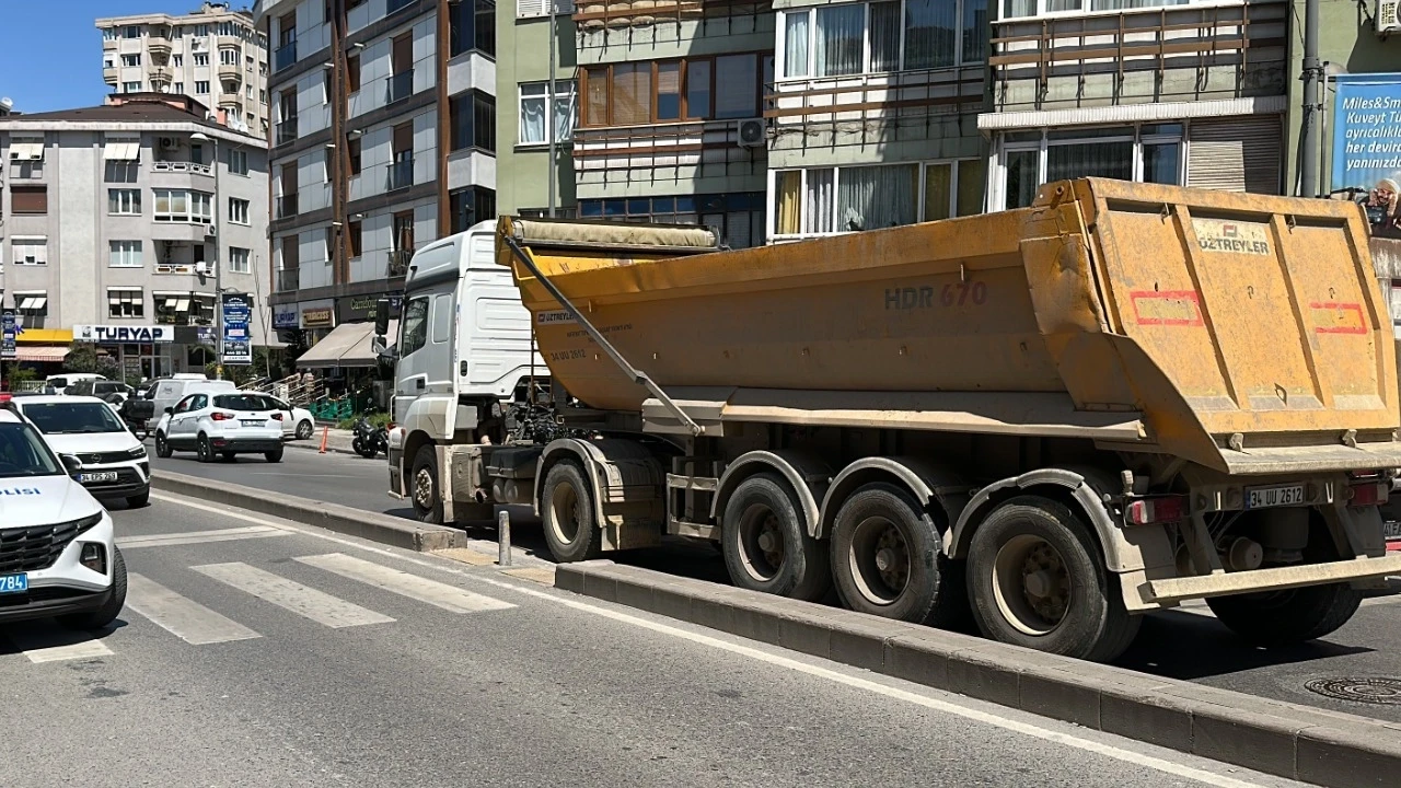 Maltepe'de feci kaza: Hafriyat kamyonu yayalara çarptı!