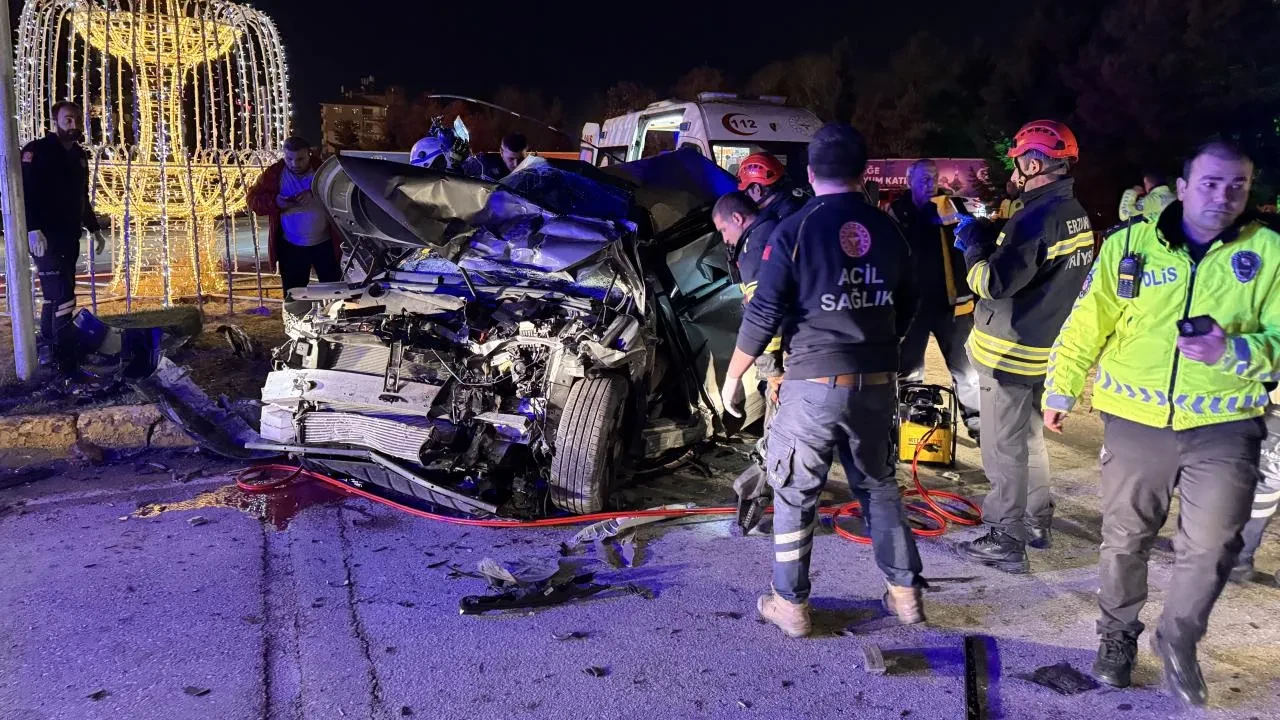 Erzurum’da feci kaza: Kamyon 6 aracı biçti, yaralılar var