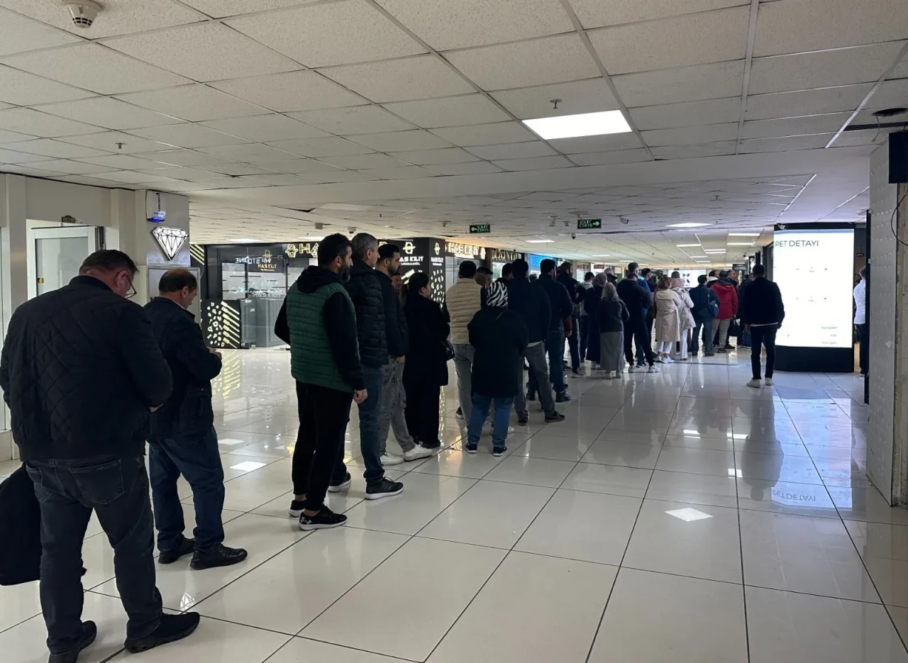 Altın fiyatlarının gerilemesiyle kuyumcularda yoğun ilgi: Vatandaşlar kuyruk oldu