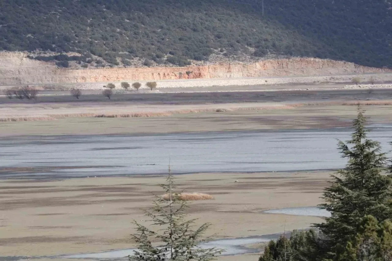 Antalya'nın Yeşil Göl'ü susuz kaldı: Kuraklık gölün su seviyesini yuttu