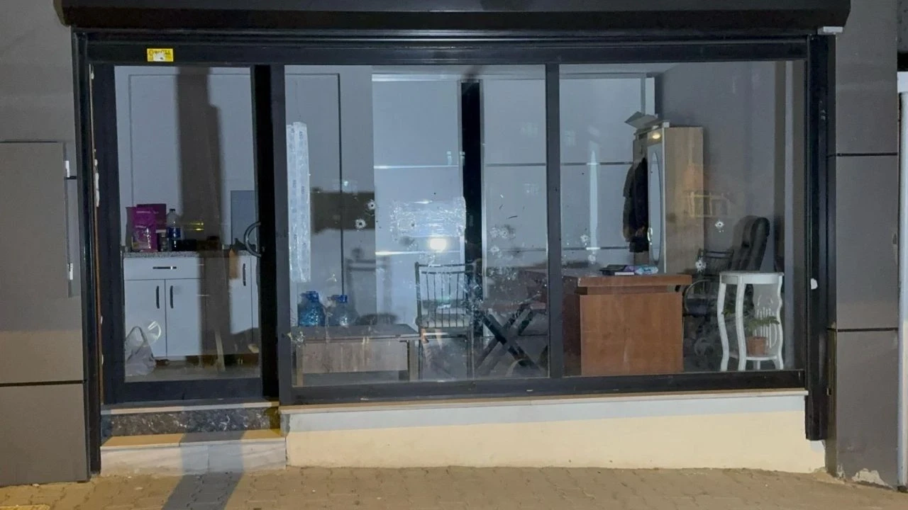 Küçükçekmece'de uzun namlulu silahlarla iş yerine saldırı: Aynı binada ikinci silahlı olay