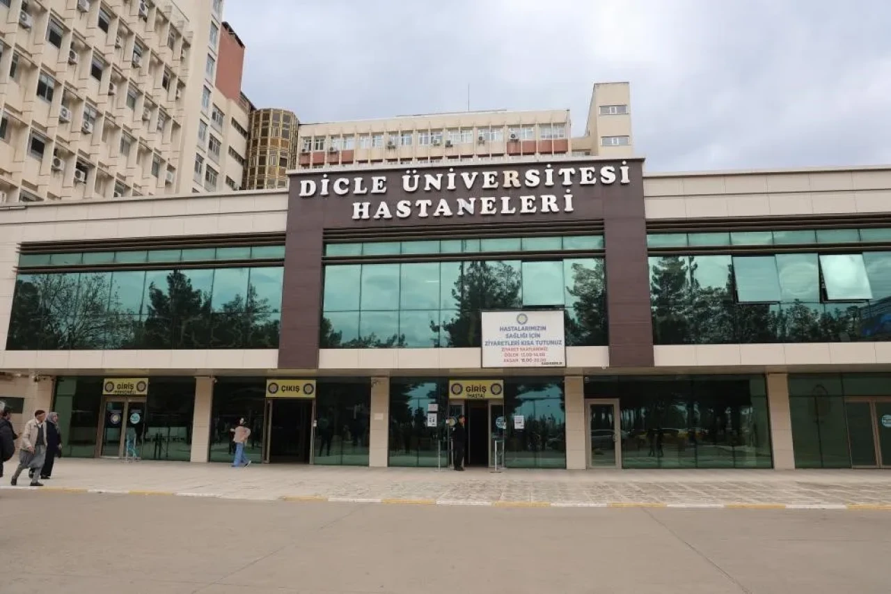 Dicle Üniversitesi'nde 'bıçak parası' skandalı! Öğretim görevlisi görevden uzaklaştırıldı