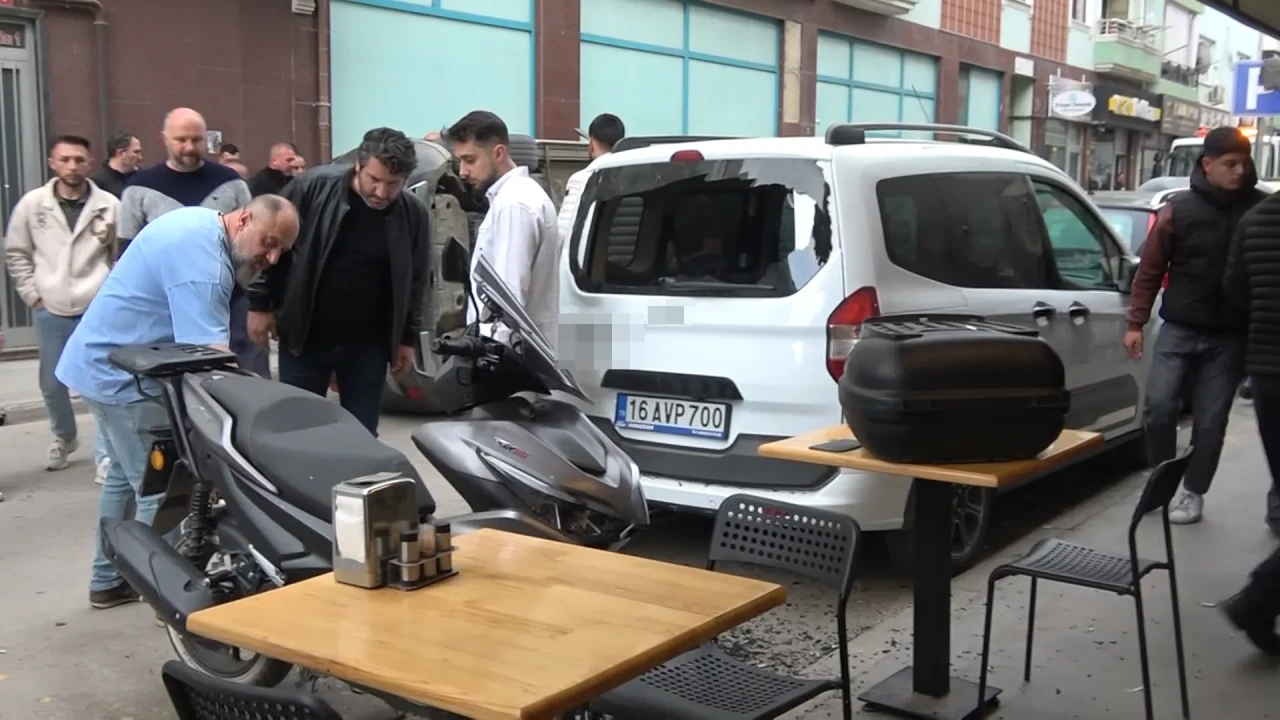 Yalova'da korkutan kaza: Sokağa hızlı giren cip, 4 araca çarparak yan yattı
