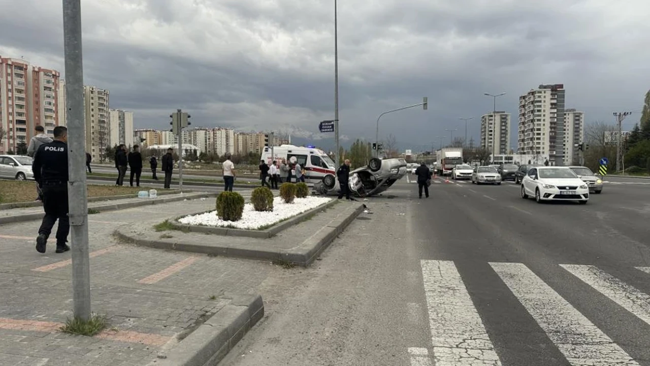 Kayseri’de belediye otobüsü ile otomobil çarpıştı: 1’i ağır 9 yaralı!