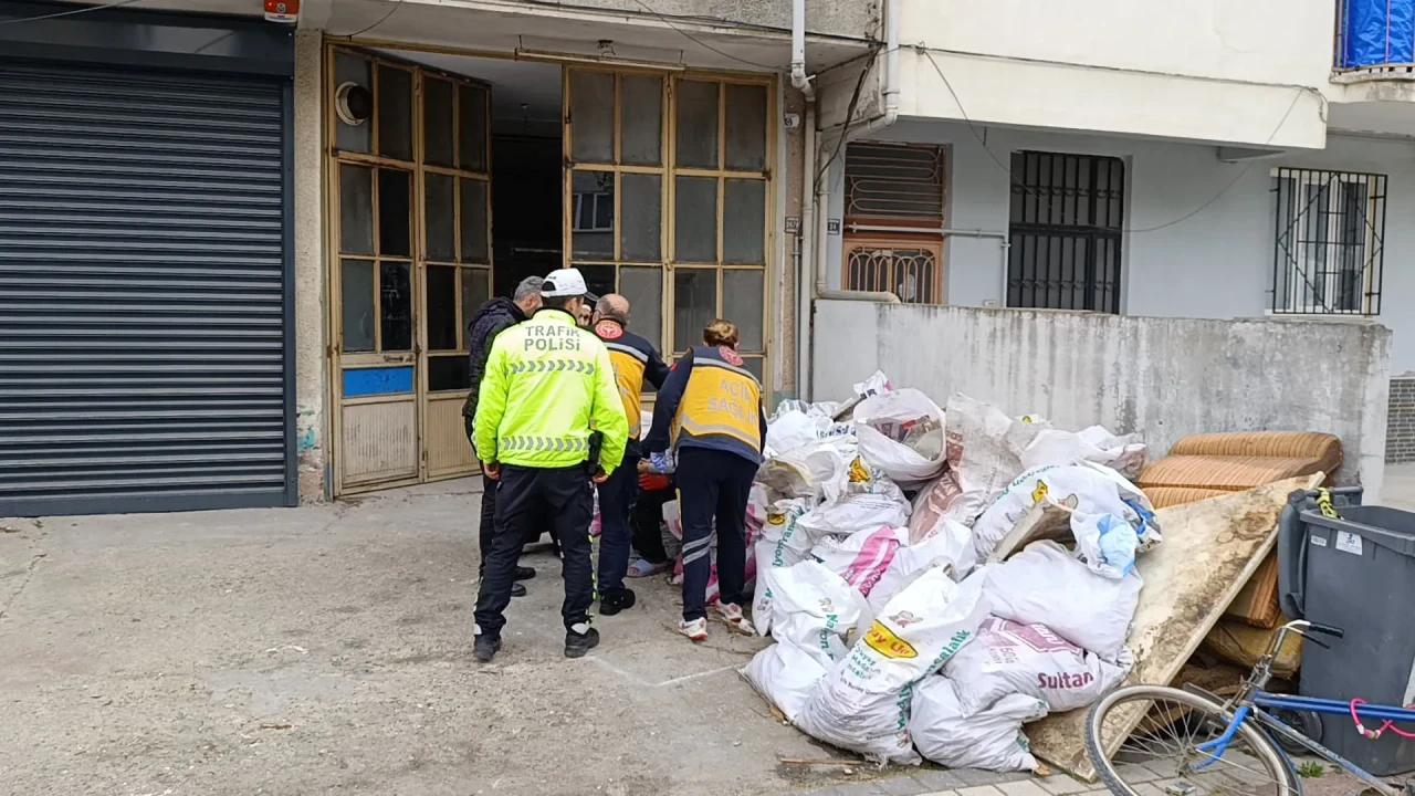 Bursa'da 4 yaşındaki çocuk, pencereden molozların üzerine düştü!