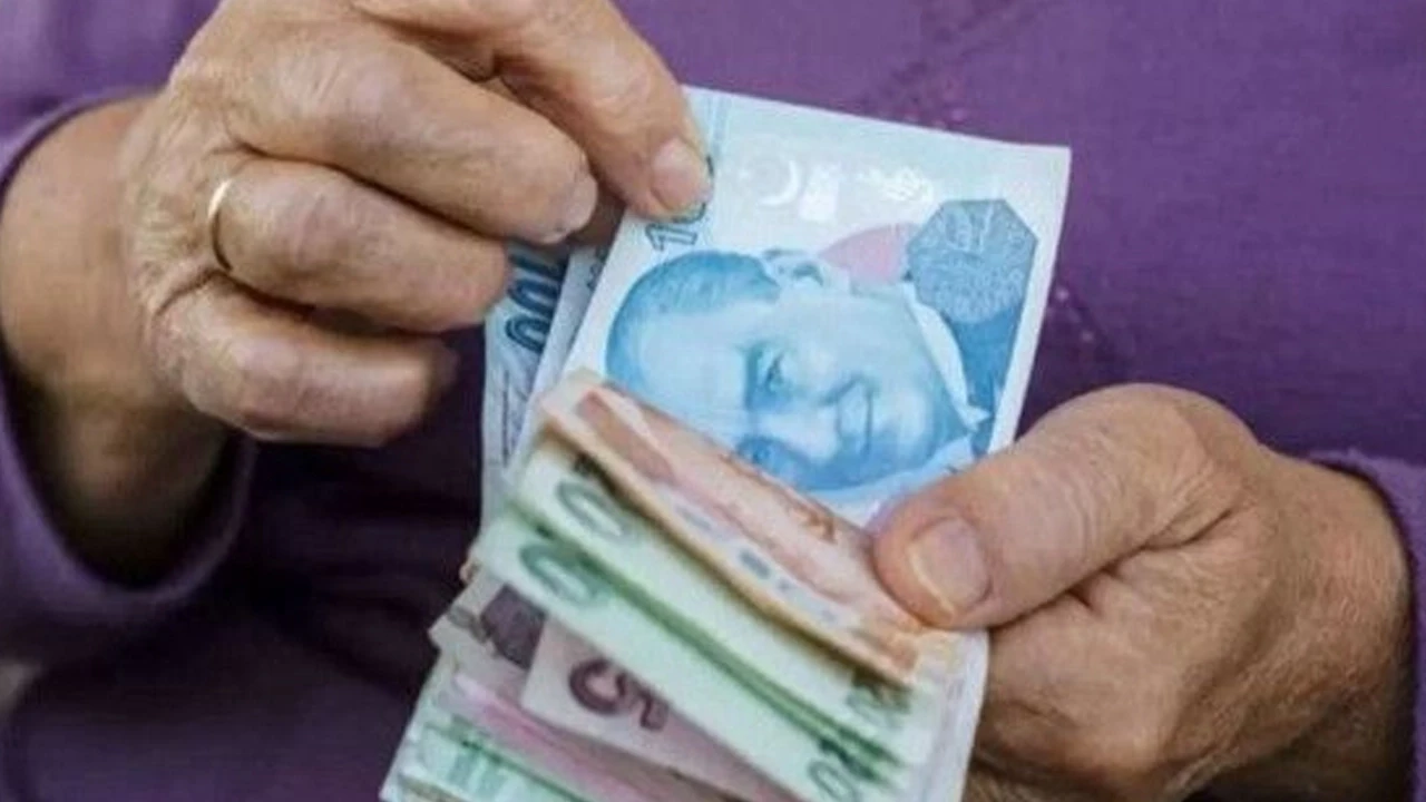 Ev hanımlarına emeklilik hakkı yolda: Emeklilik hakkından kimler yararlanabilir?