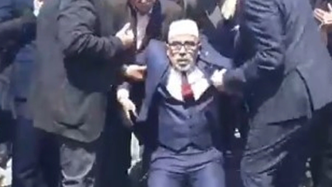 Alparslan Türkeş'i anma programında panik anları: İmam bayıldı