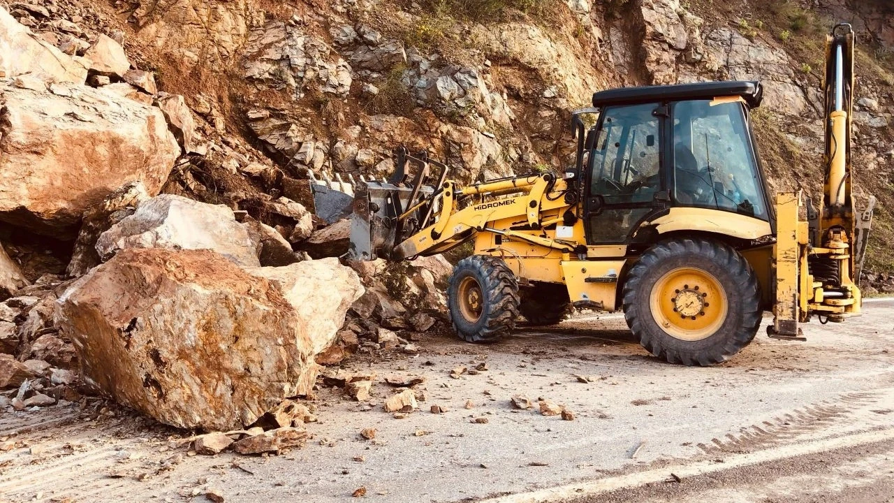Yalova Esenköy'de heyelan! Armutlu yolu yeniden trafiğe açıldı