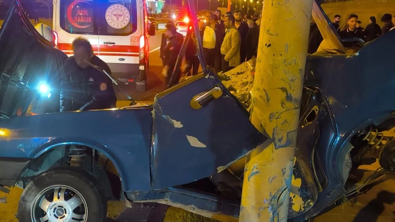 Trabzon'da elektrik direğine çarpan otomobilin sürücüsü ağır yaralandı