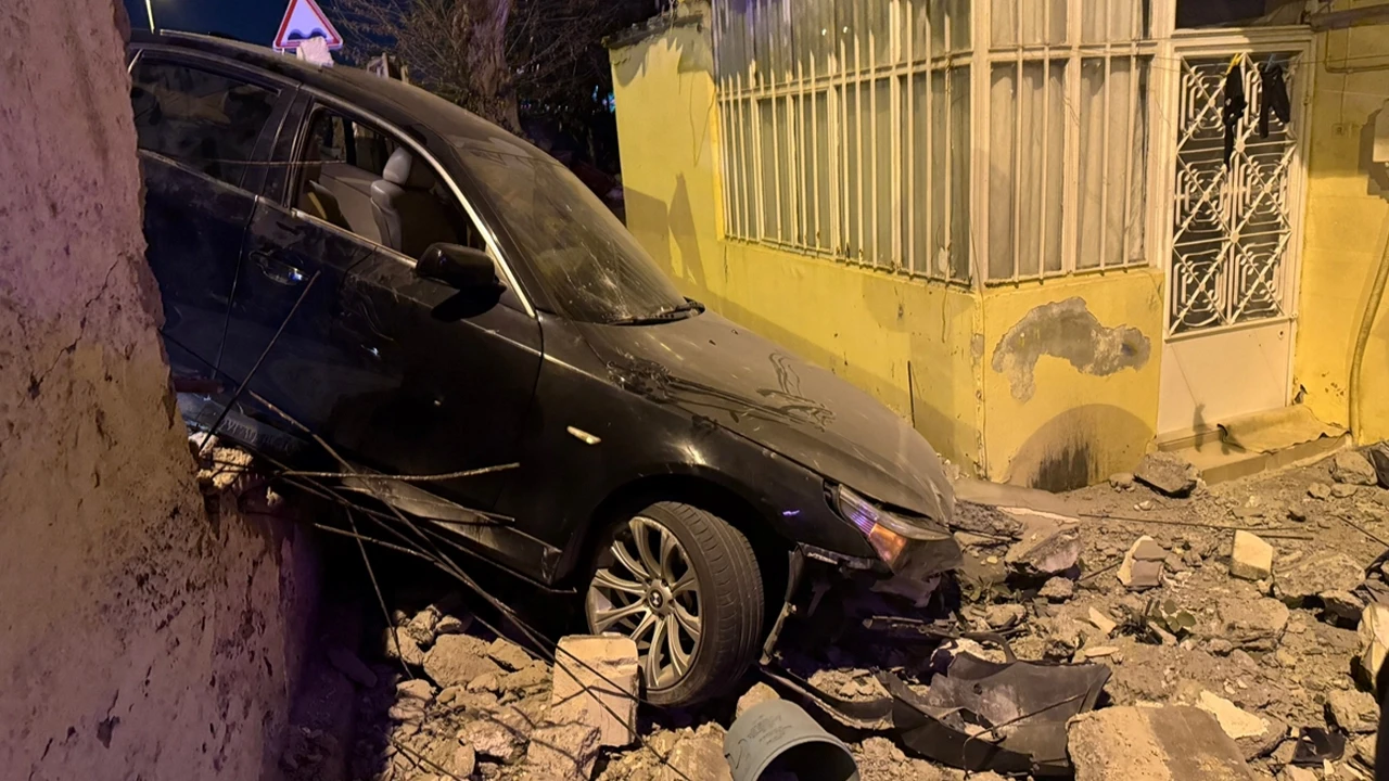 Üsküdar'da kontrolden çıkan araç duvara çarptı, sürücü kaçtı