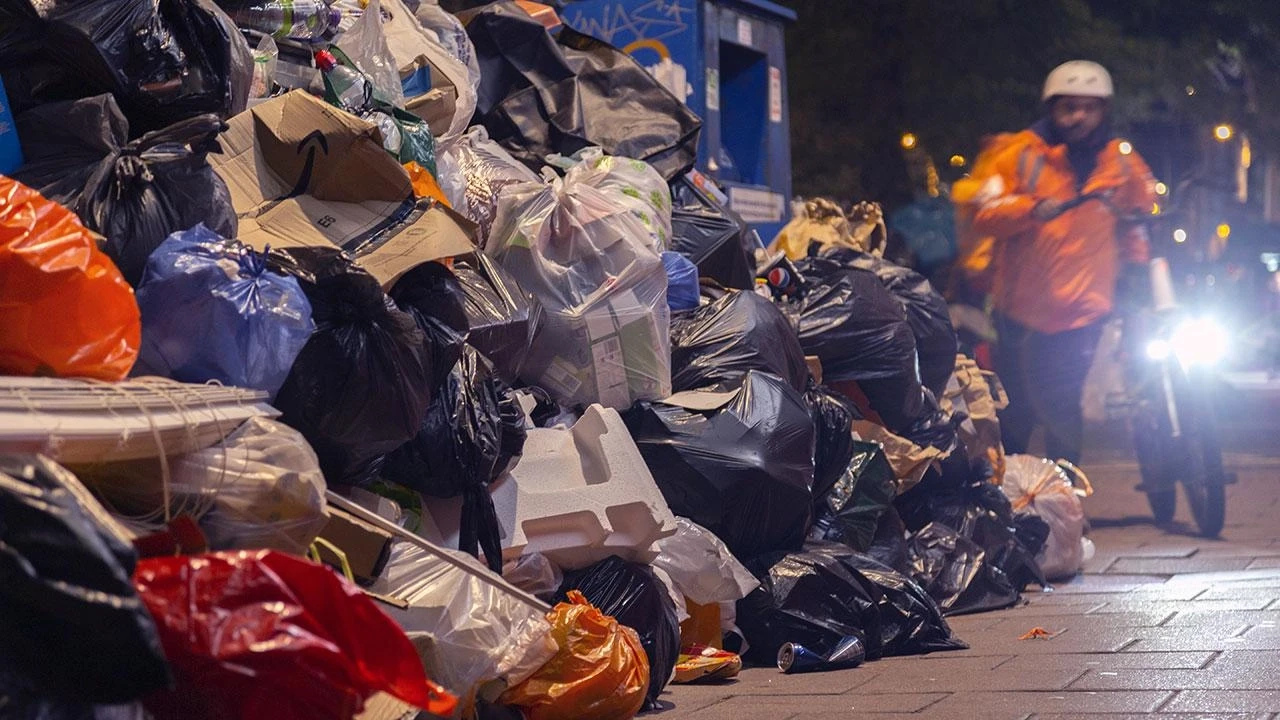 İngiltere'de çöp krizi: 17 bin ton çöp sokaklarda birikti!