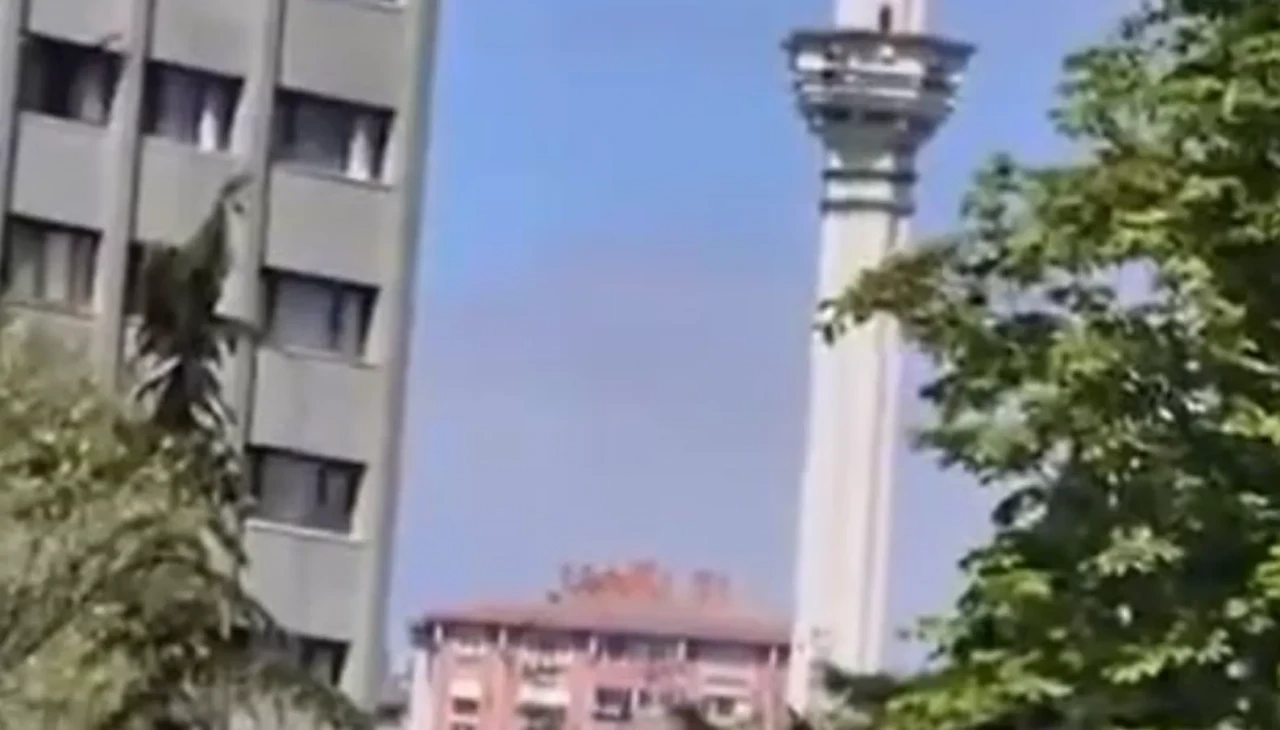 Beylikdüzü'nde minare sallandı! O anlar kamerada