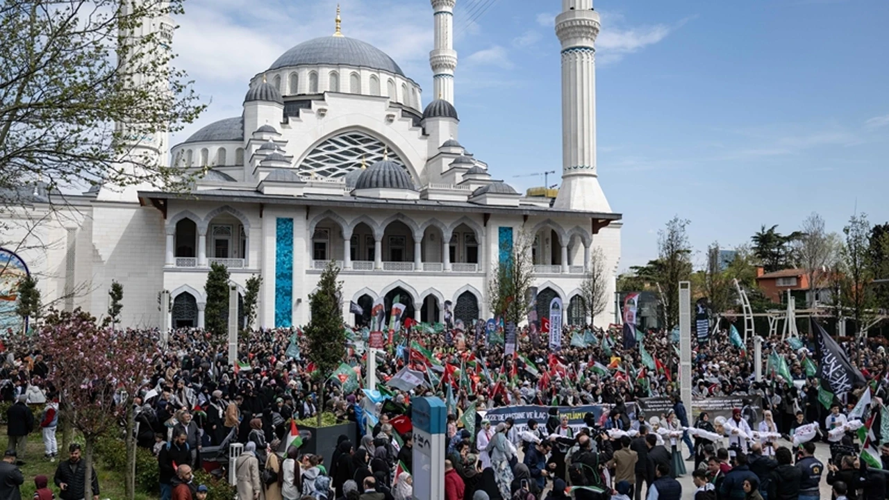 İsrail'in Gazze'ye saldırıları İstanbul'da yürüyüşle protesto edildi