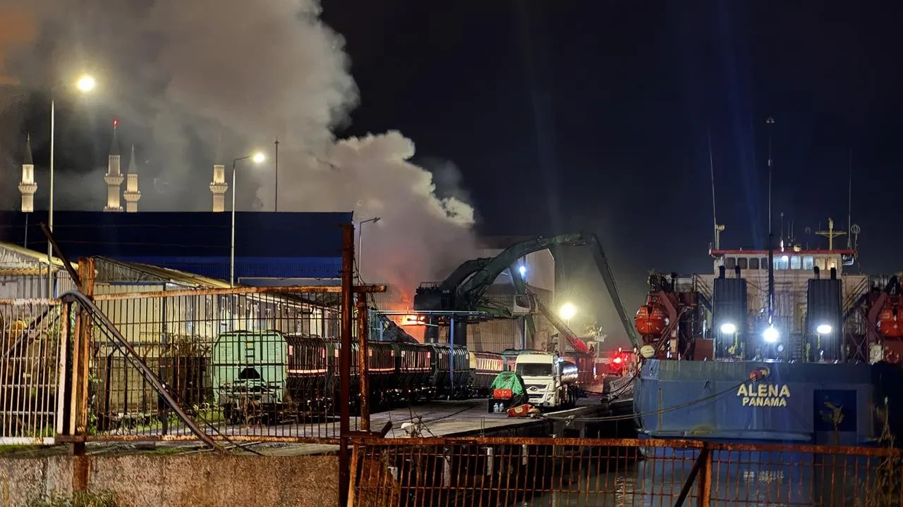Zonguldak liman sahasında iş makinesi alev aldı