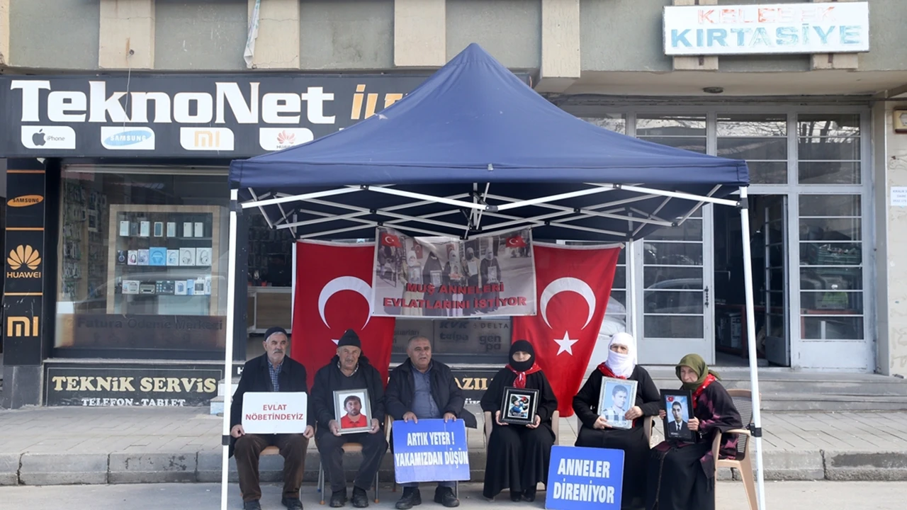 Evlat nöbeti Muş’ta sürüyor: DEM Parti önünde feryat