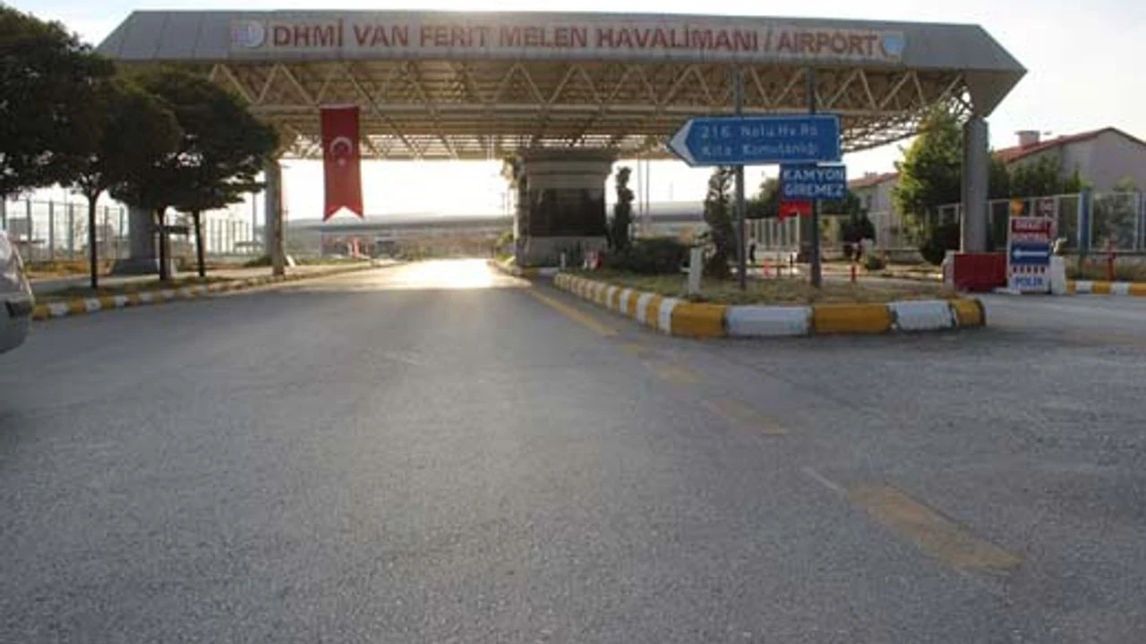 Van Ferit Melen Havalimanı'nda kaçak altın operasyonu: Yüklü miktarda döviz ele geçirildi