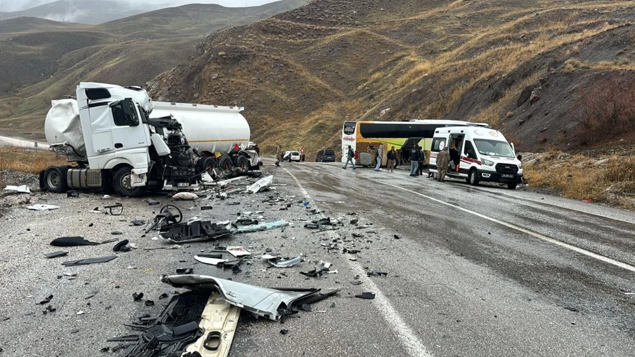 Hakkari'de otobüsle tanker çarpıştı: Araçlar hurdaya döndü! 1 ölü, 8 yaralı