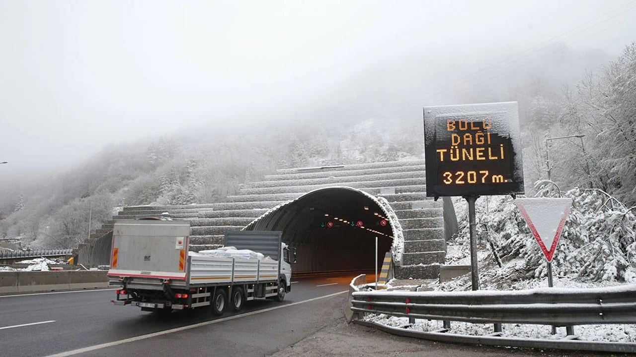Bolu Dağı'nda kar yağışı ulaşımı etkiliyor: Sürücüler dikkatli olmalı!