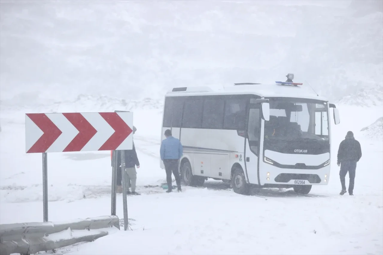 Kırklareli'nde kar yağışı ulaşımı zorluyor