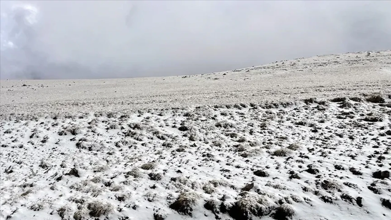Kars ve Ardahan’ın yüksek kesimlerinde Nisan sürprizi: Kar yağışı ulaşımı zorluyor