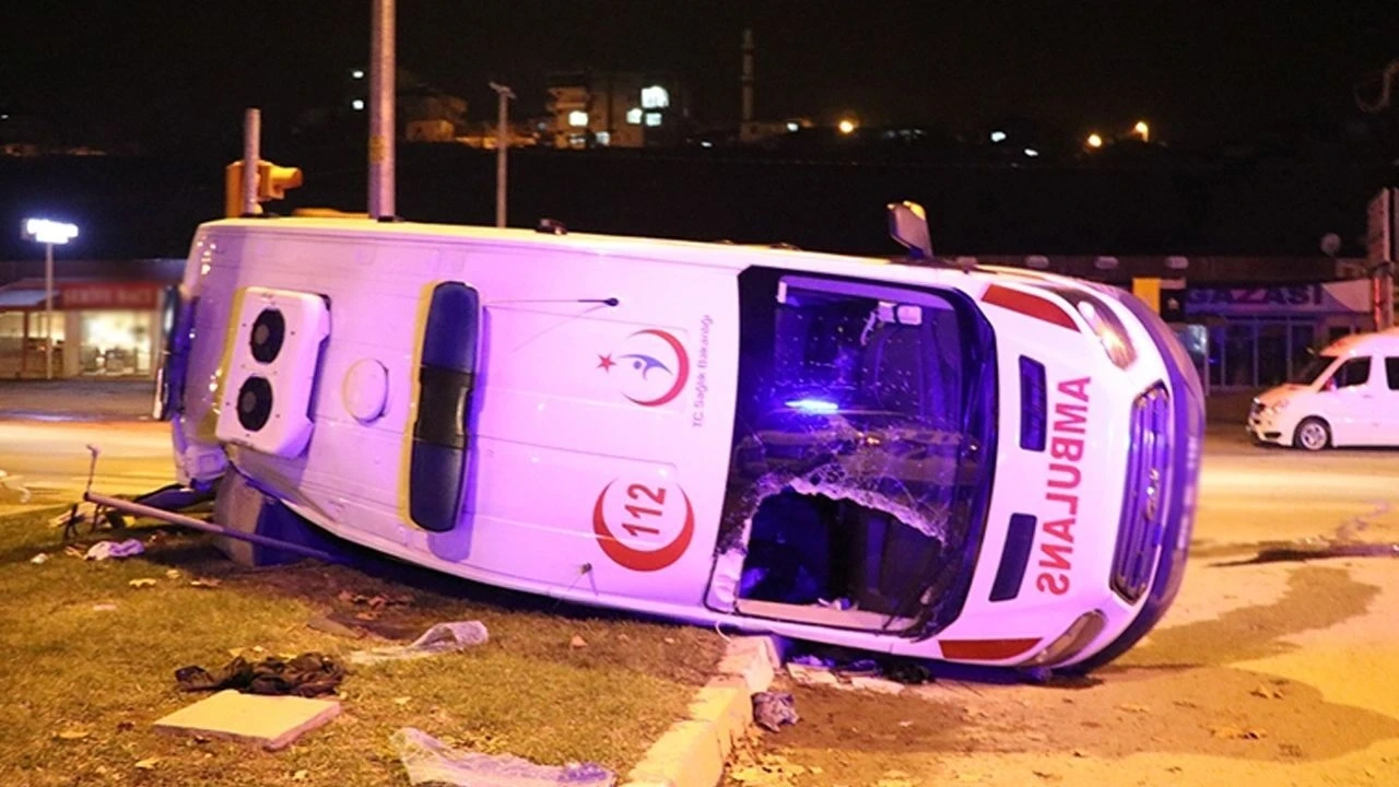 Çanakkale Biga'da ambulans ile otomobil çarpıştı: 7 yaralı
