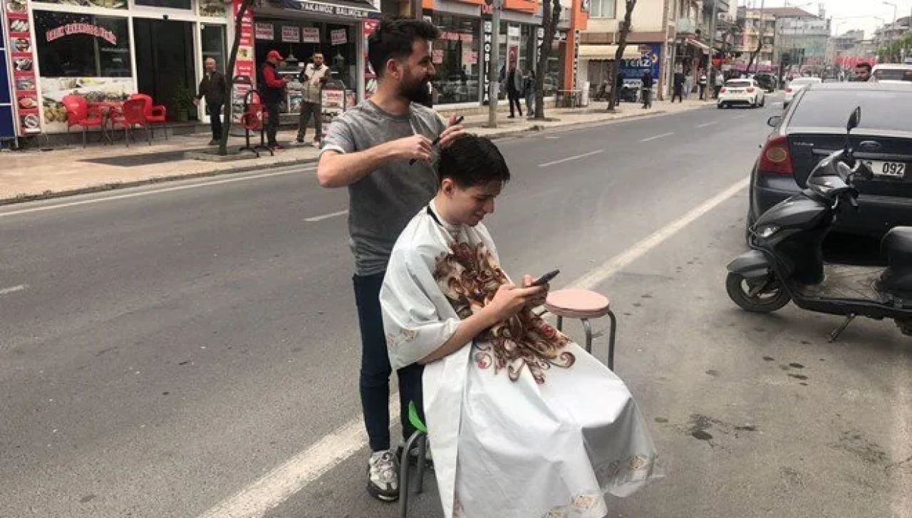 Depremde yarım kalan tıraş sokakta tamamlandı