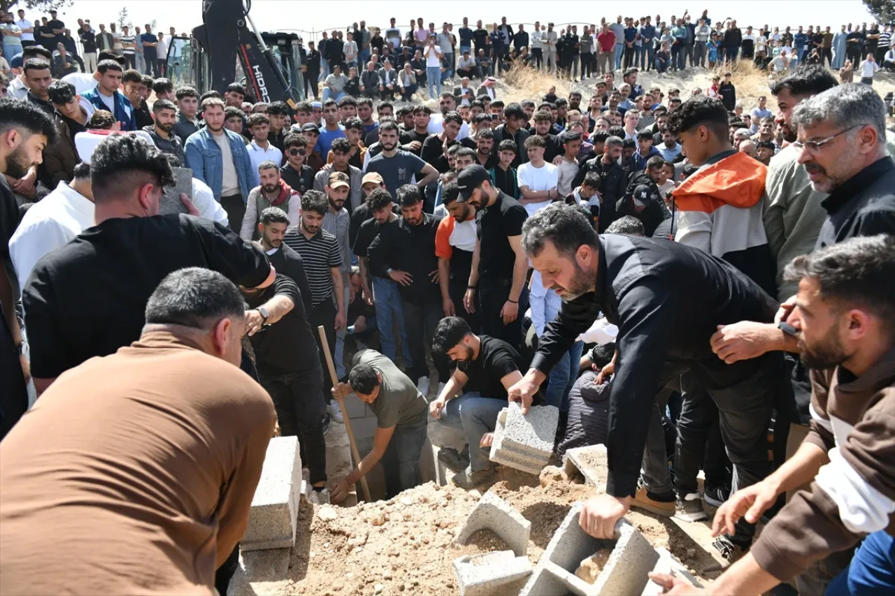 Şanlıurfa'da toprak kayması sonucu hayatını kaybeden 3 işçi defnedildi