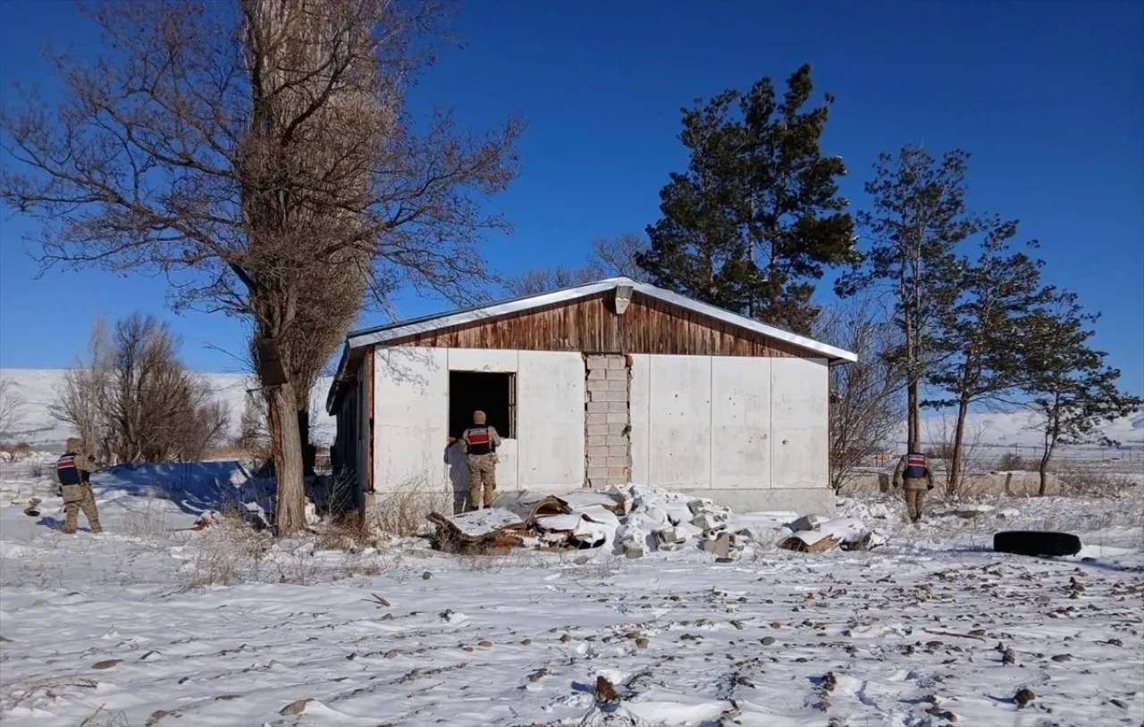 Erzurum’da 20 düzensiz göçmen yakalandı: Bir göçmen kaçakçısı tutuklandı