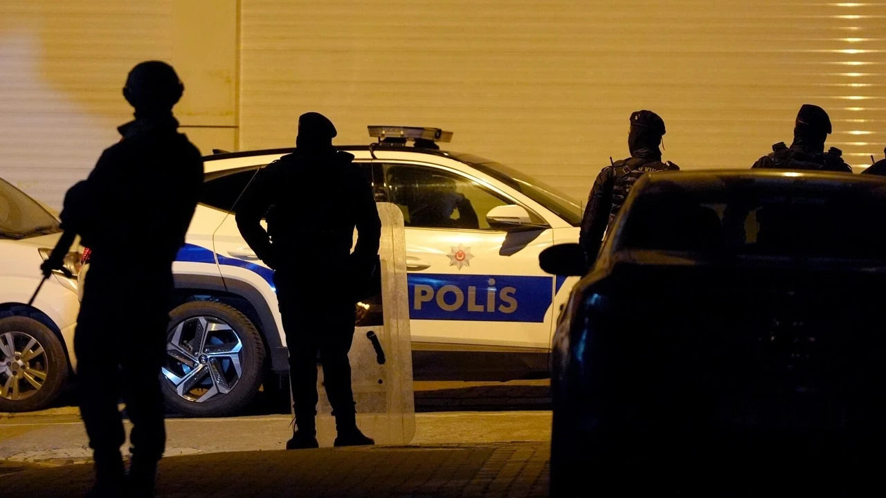 Esenyurt'ta sürücüyle tartışan polislere soruşturma: Bir polis görevden uzaklaştırıldı
