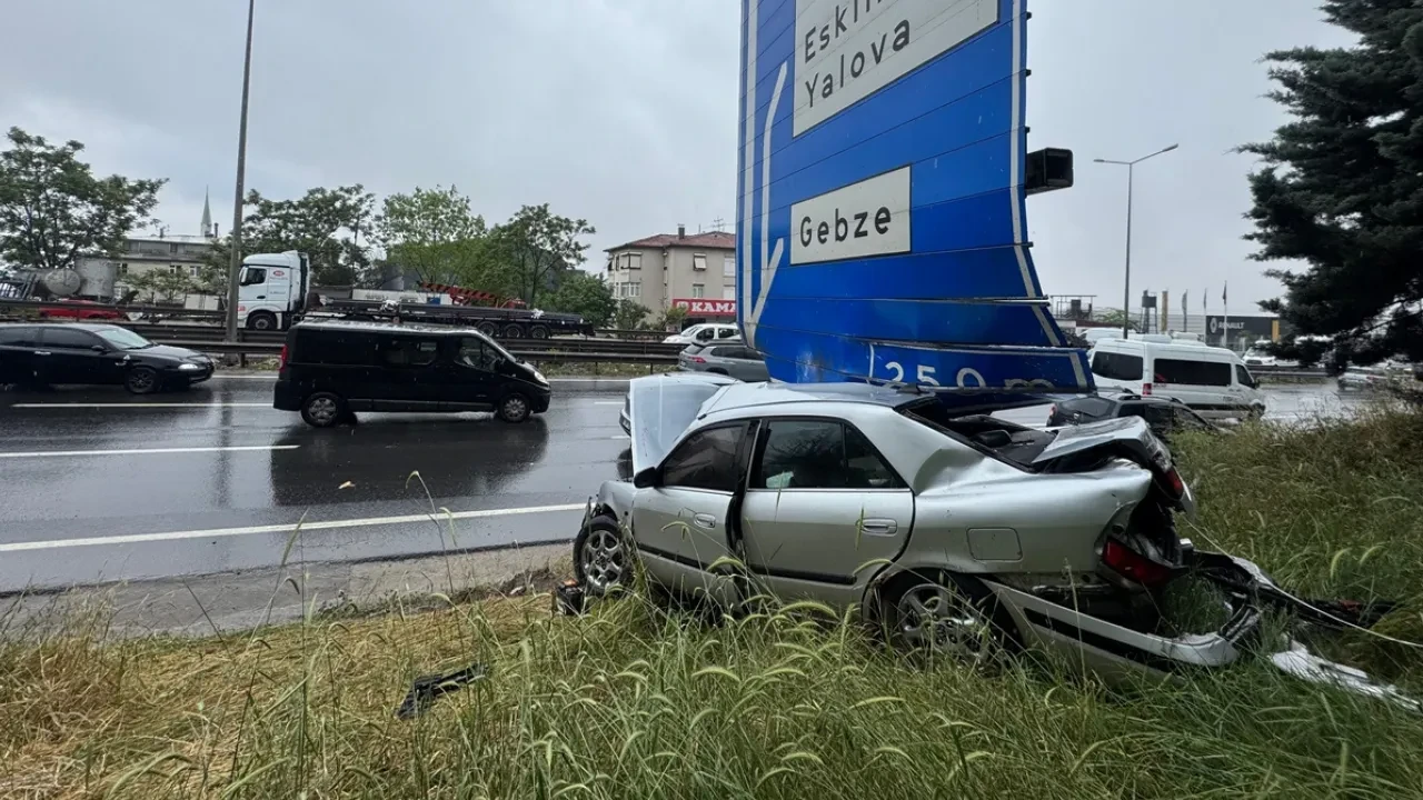 D-100 kara yolunda otomobil trafik levhasına çarptı! Ulaşım aksadı