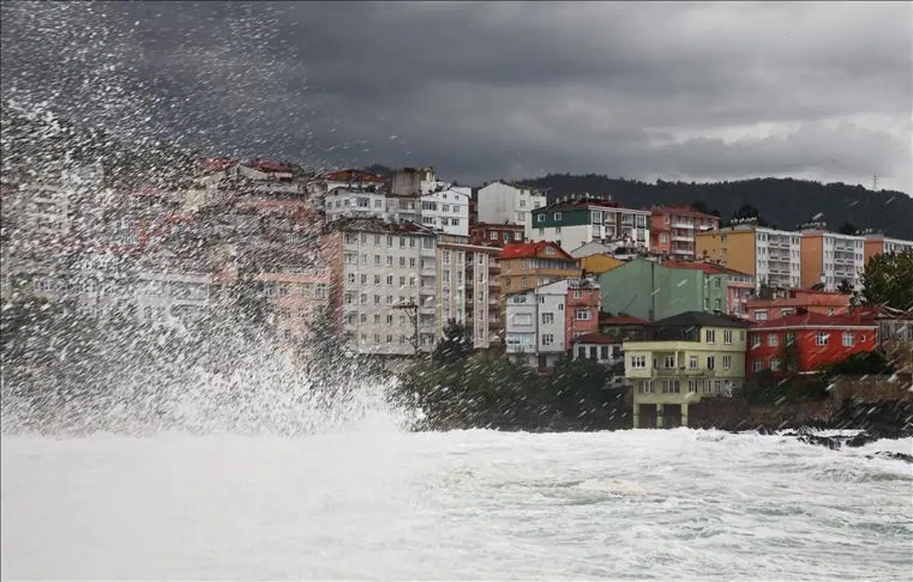 Karadeniz'de fırtına alarmı: Orta ve Doğu Karadeniz için Meteorolojiden kritik uyarı!
