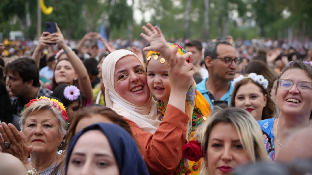 Edirne’de renkli görüntüler! Kakava ateşi yandı, konser alanı doldu taştı