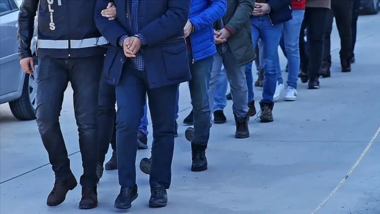 FETÖ operasyonlarında haklarında gözaltı kararı olan 63 muvazzaf askerden 56'sı yakalandı!