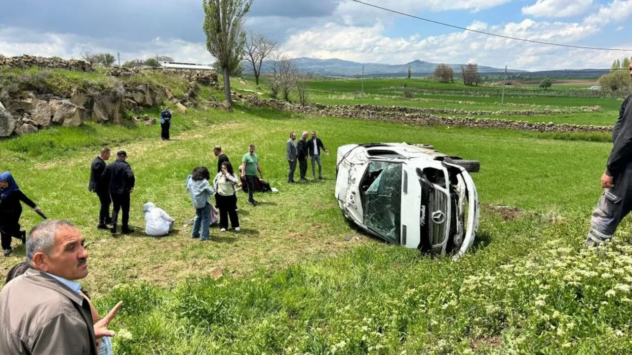 Kayseri'de öğrenci servisi devrildi: Çok sayıda yaralı var!