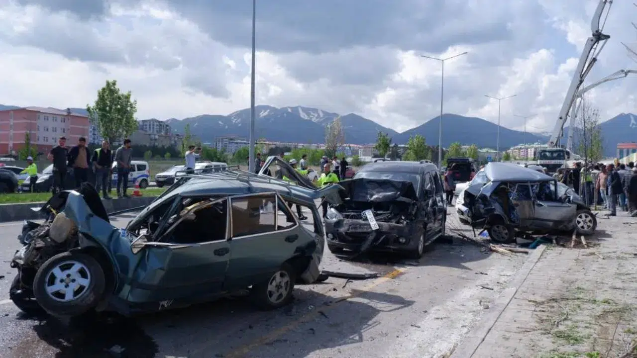 Erzurum'da katliam gibi kaza: Beton mikseri onlarca aracı ezdi!