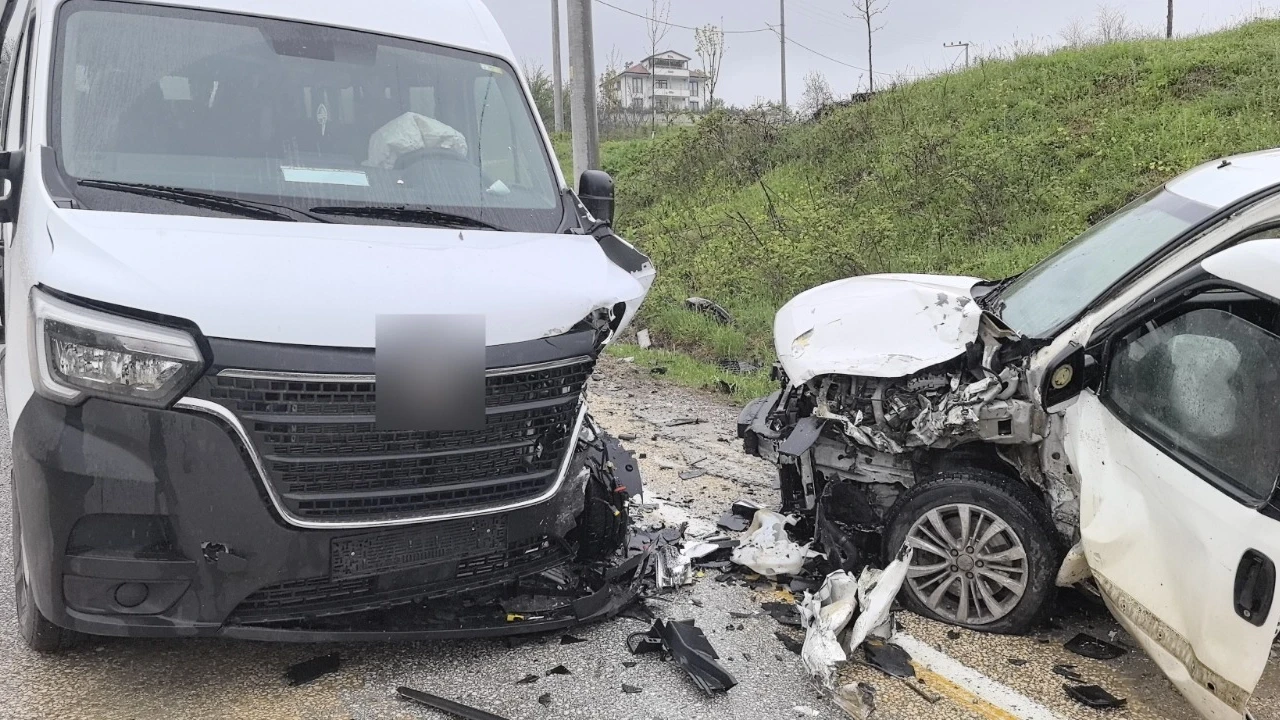 Bursa'da işçi servisi ile hafif ticari araç çarpıştı: 13 yaralı