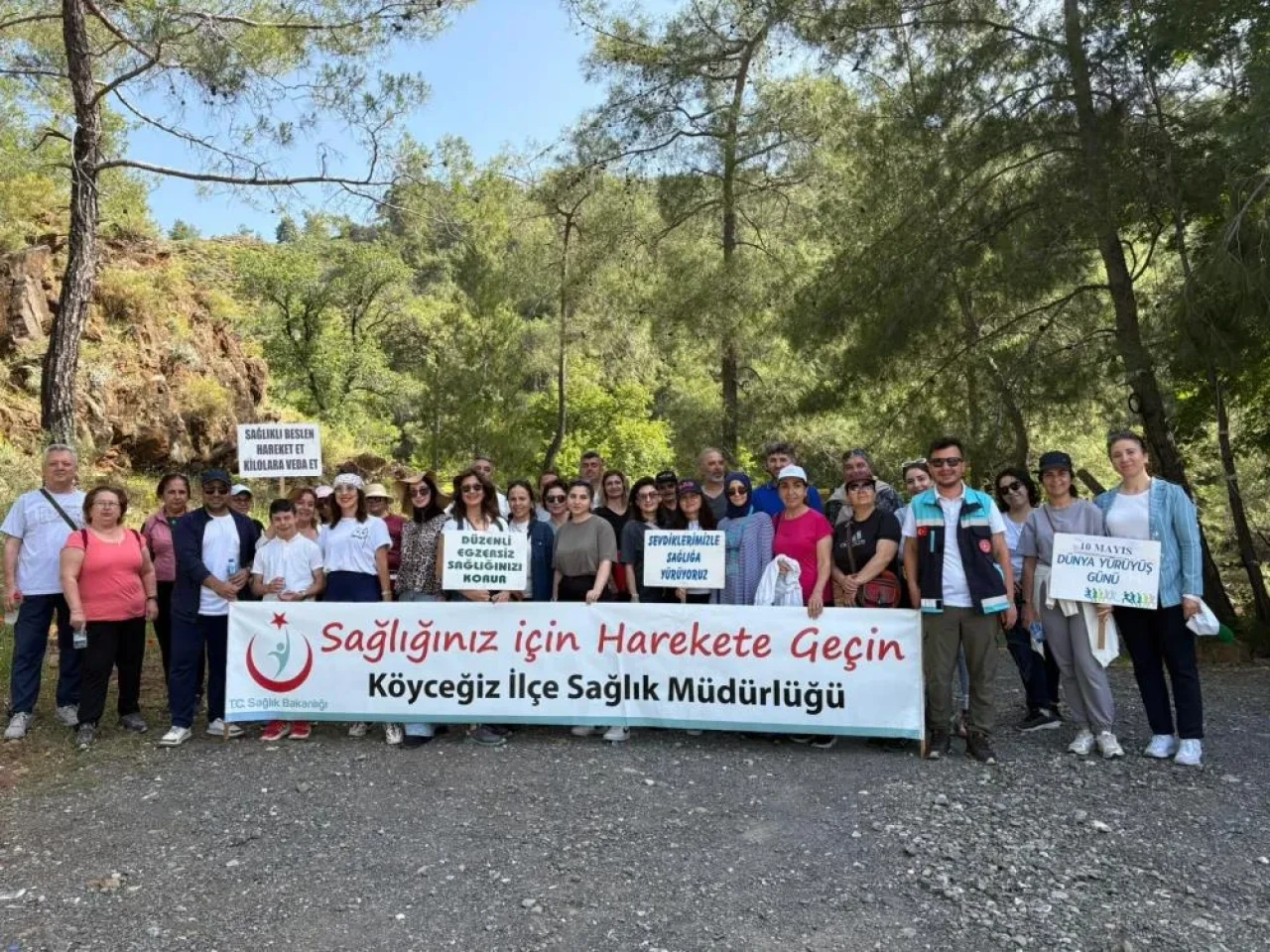 10 Mayıs Dünya Sağlık İçin Hareket Et Günü: Köyceğiz'de sağlıkçılar Toparlar Şelalesi'ne yürüdü