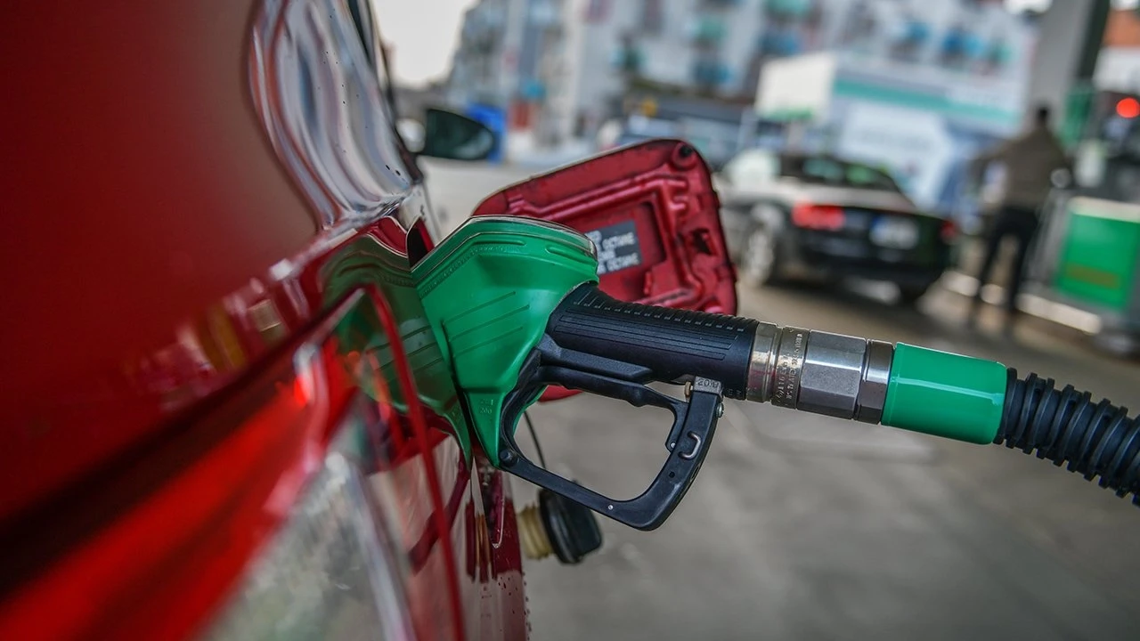 Akaryakıtta çifte zam kapıda: Benzin ve motorin fiyatları yükseliyor!