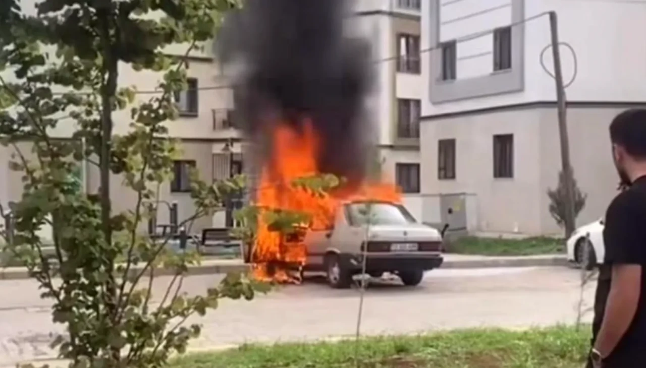 Diyarbakır’da park halindeki Fiat Tofaş otomobil alev alev yandı