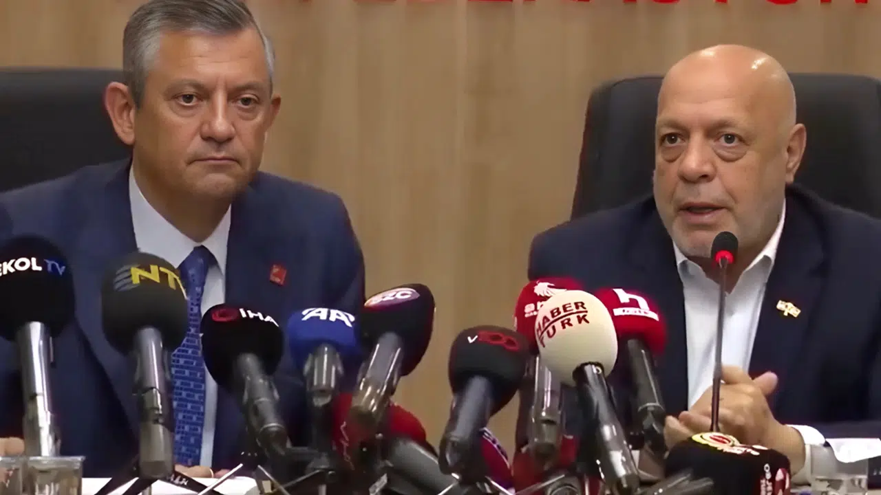 Bir elde tespih, diğer elde tebrik: Mahmut Arslan ve Özgür Özel'den ikili oyunlar